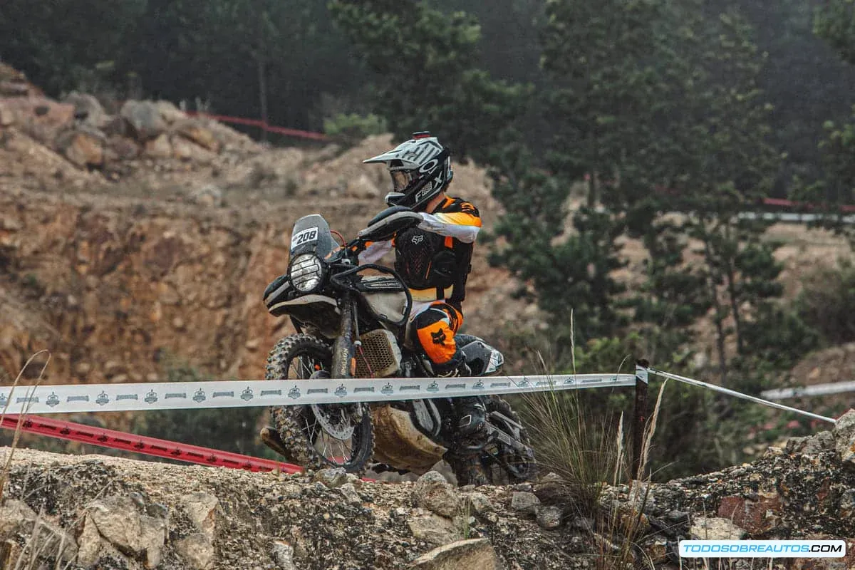 Royal Enfield Himalayan 450 en acción, mostrando su diseño y capacidad off-road.