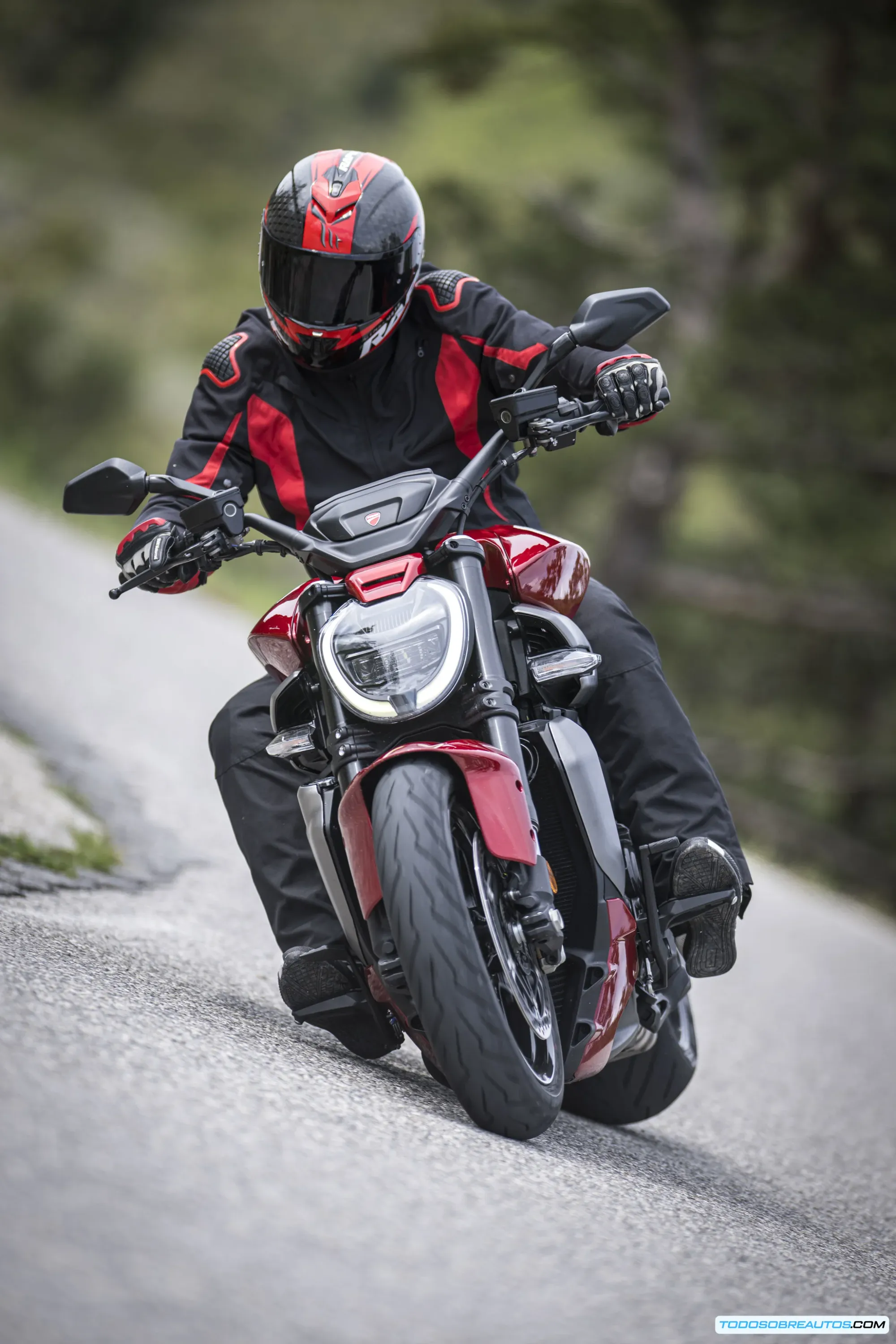 Panel de instrumentos de la Ducati XDiavel 2025 mostrando información clave.