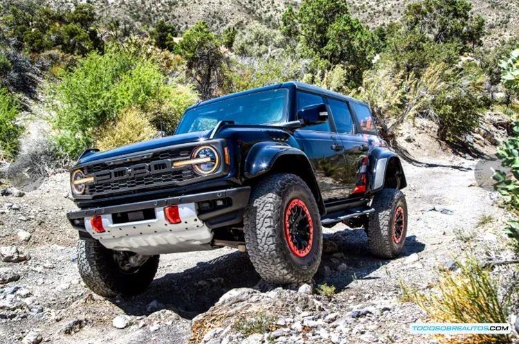Una imagen de un Ford Bronco Raptor en acción durante el Bash Road Tour 2025, mostrando la emoción y la aventura del evento.