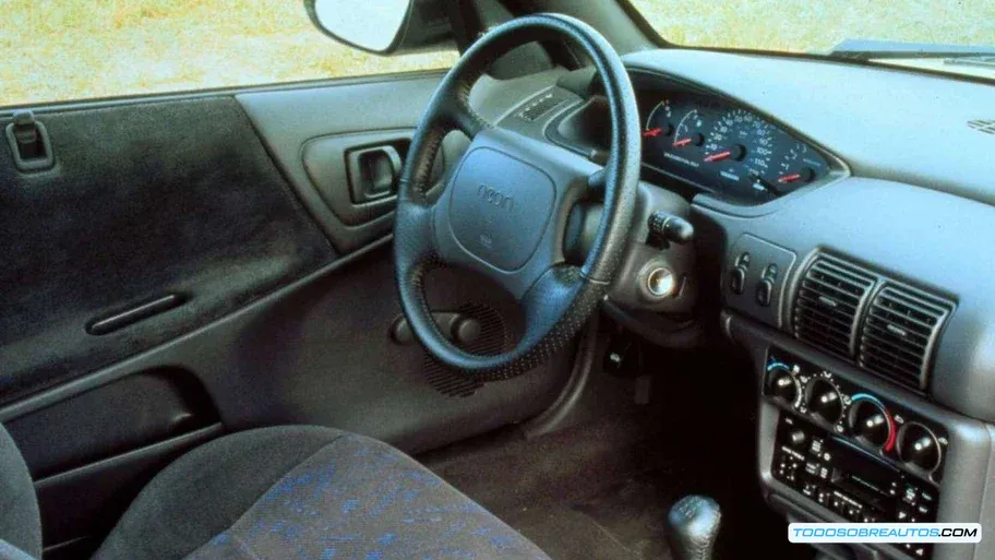 Imagen del motor del Chrysler Neon, mostrando detalles técnicos.
