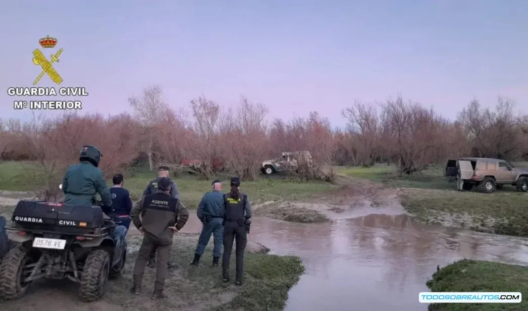 Todoterreno conduciendo responsablemente por un camino de tierra en un entorno natural.