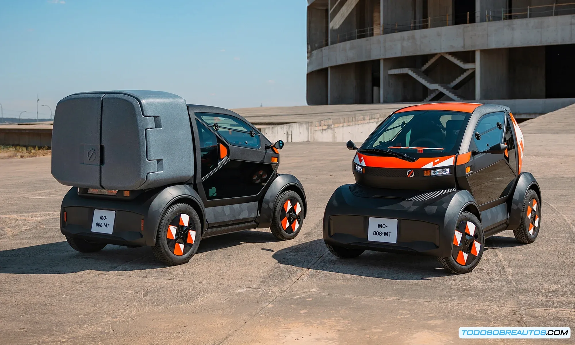 Imagen comparativa de un coche, una moto y el ÆMotion, resaltando las similitudes y diferencias.