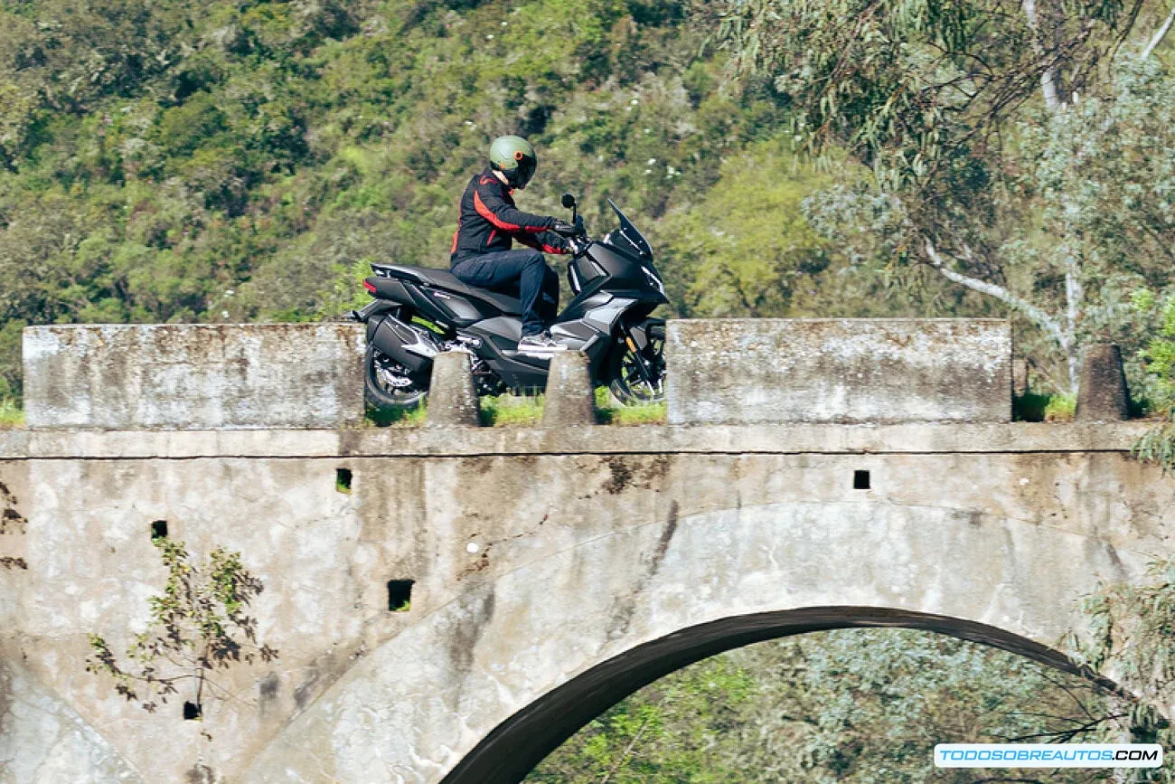 Escúter crossover en entornos urbano y de aventura, mostrando su versatilidad.