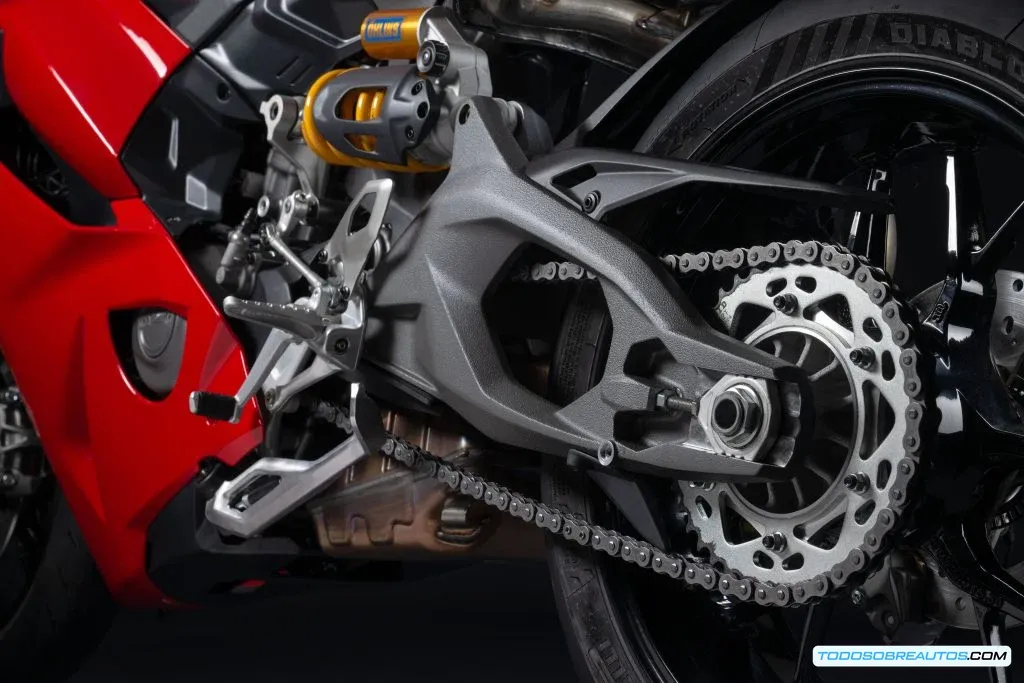 Imagen de la Ducati Panigale V2 2025 desde un ángulo dinámico.