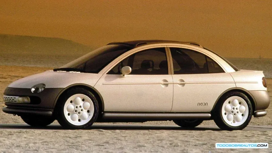 Imagen del interior del Chrysler Neon, mostrando el tablero y el espacio interior.