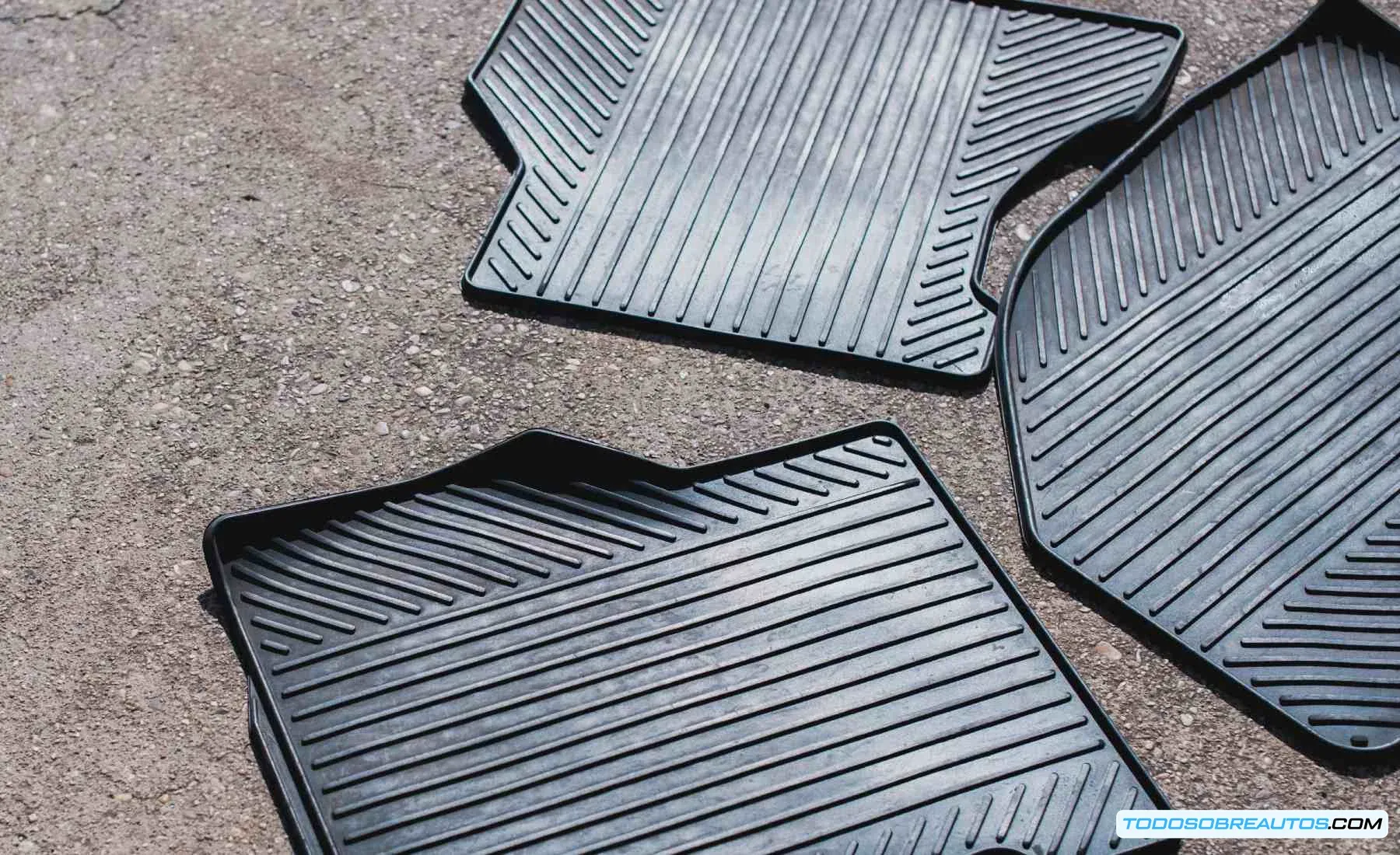 Imagen de un detalle de alfombrillas de goma mostrando su agarre o su mal ajuste, ilustrando la idea de seguridad y riesgo.