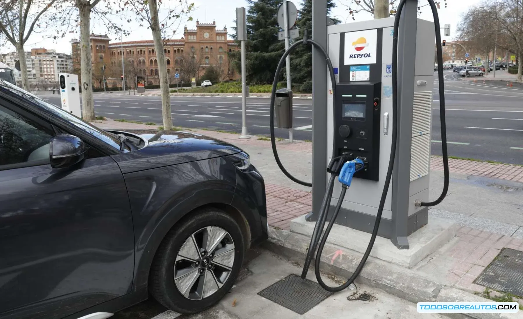 Un coche eléctrico cargando en un entorno moderno.