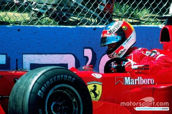 Michael Schumacher estrellándose contra el Muro de los Campeones.
