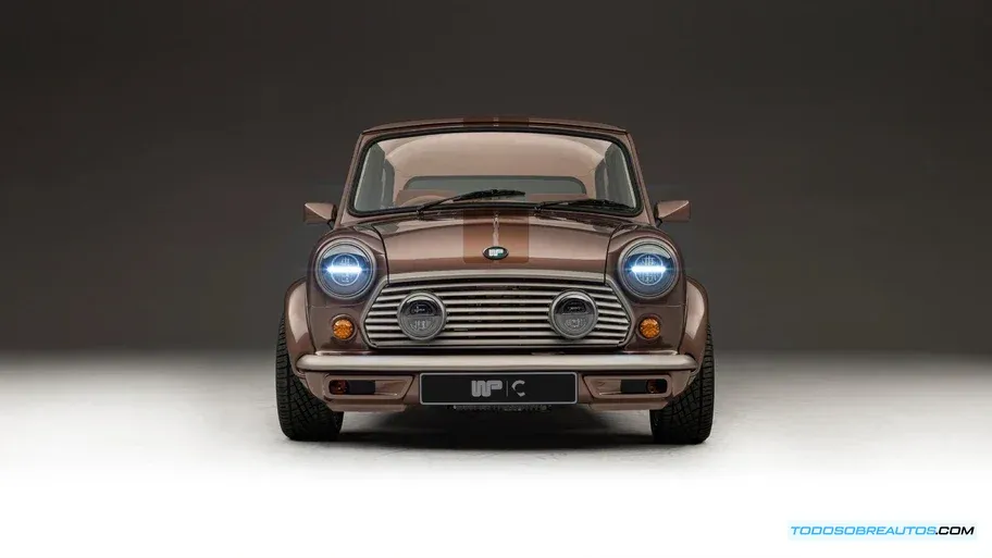 Imagen del interior del Mini Wood & Pickett by Callum, mostrando el tablero, los materiales y los detalles de lujo.