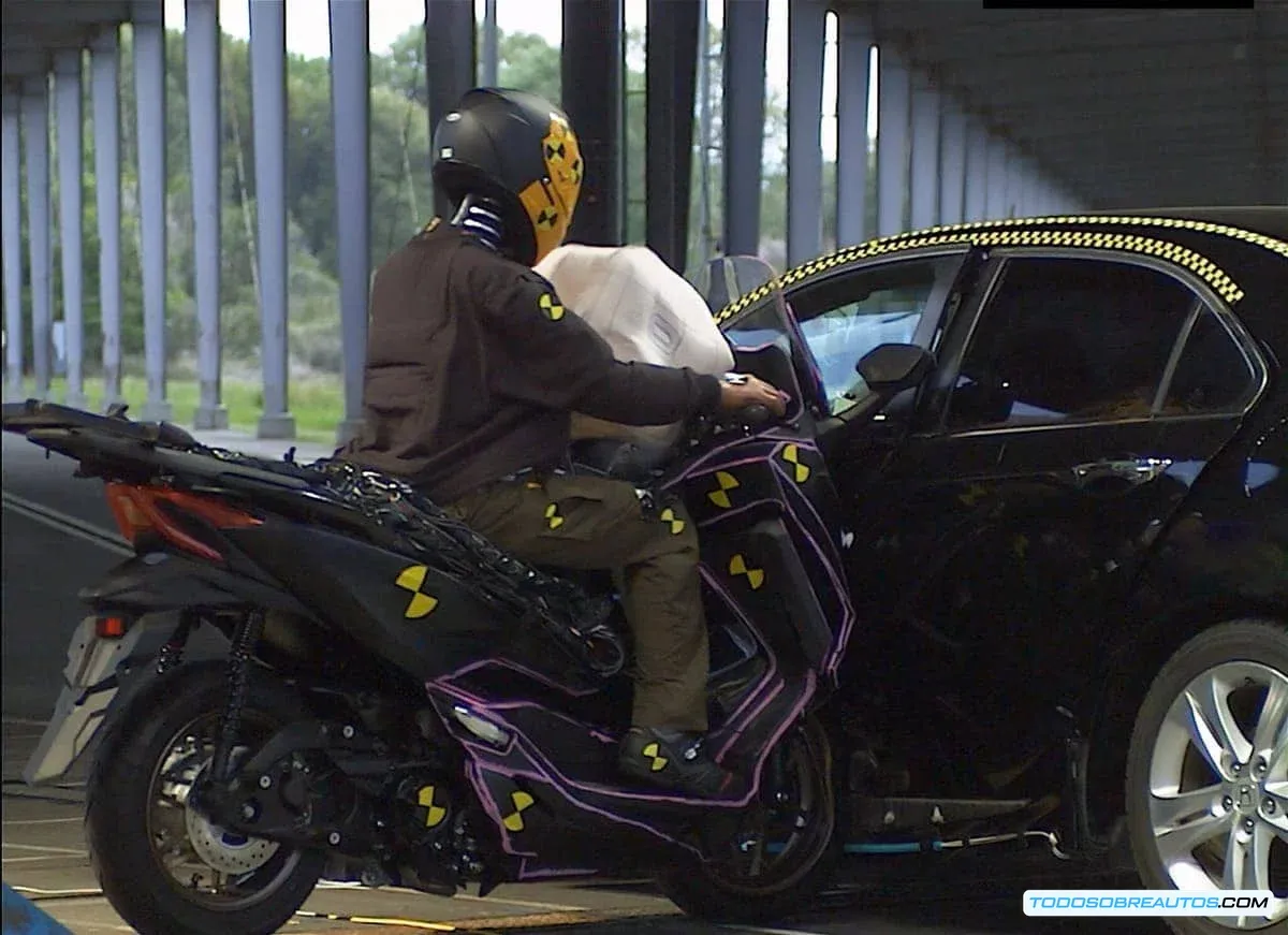 Imagen que muestra la vulnerabilidad de un motociclista en un accidente o un gráfico comparativo de accidentes entre autos y motos.