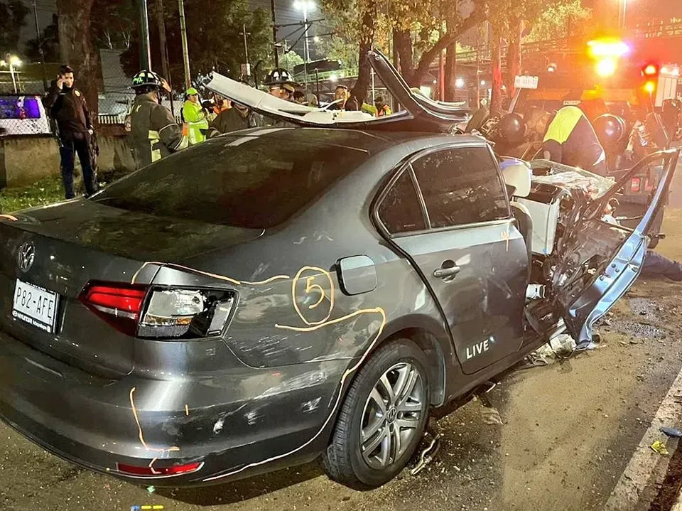 Imagen de un choque menor en la Ciudad de México, mostrando dos autos con daños leves.