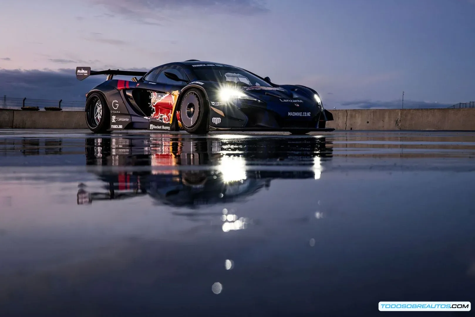 Imagen del McLaren P1 GTR-X MADMAC de Mad Mike Whiddett en acción, realizando un drift.