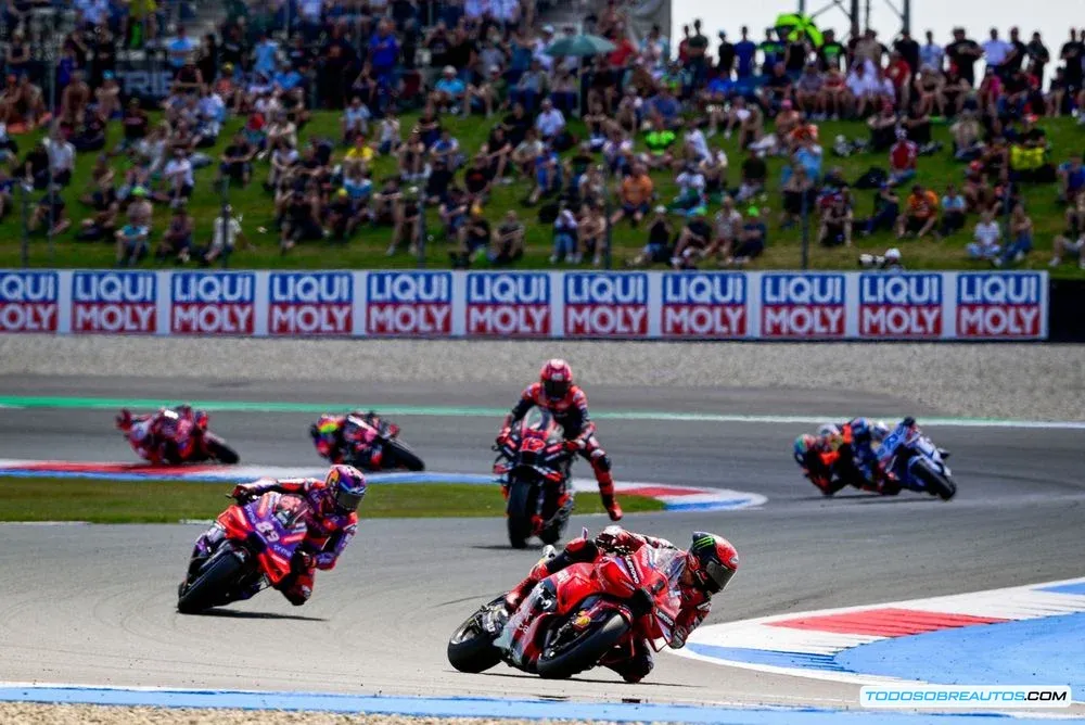 Piloto de MotoGP en acción en el circuito de Assen (imagen ilustrativa)