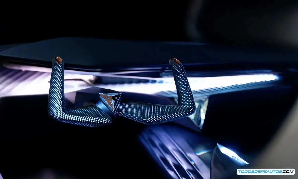 Imagen de alta resolución del interior de la CUPRA Sensoria Capsule, mostrando el diseño futurista y el prisma de cobre.