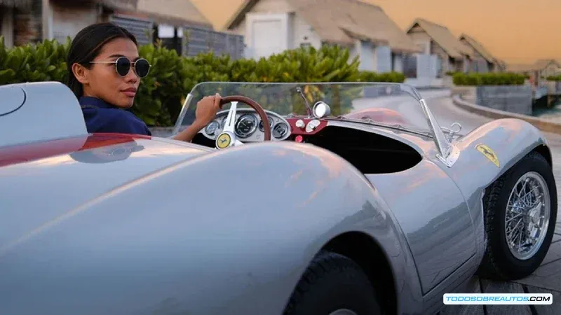 Imagen del Ferrari 250 Testa Rossa original en una carrera o evento.
