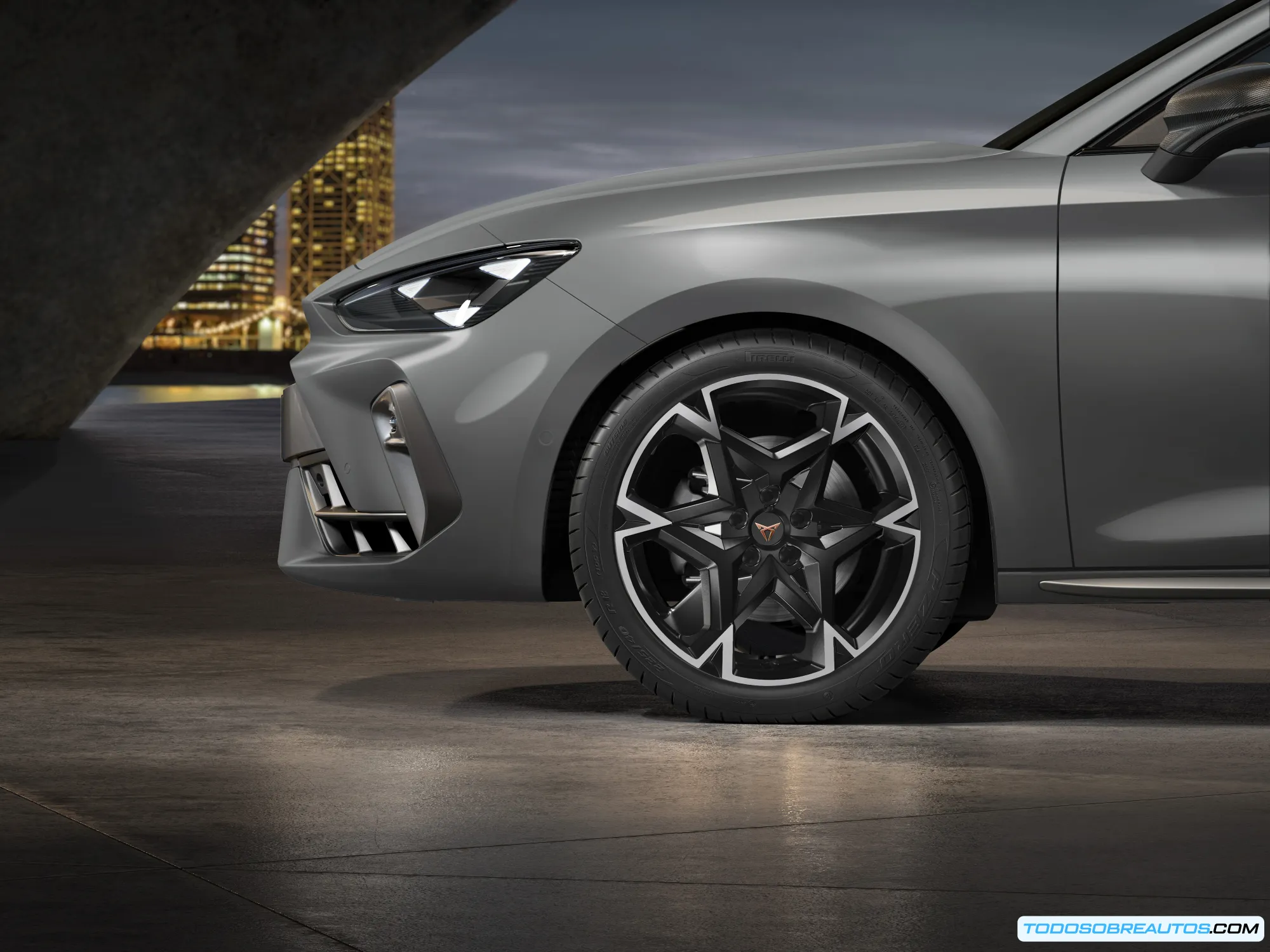 Imagen mostrando los rines Polar y un detalle del color de la carrocería del CUPRA León VZ Essential.