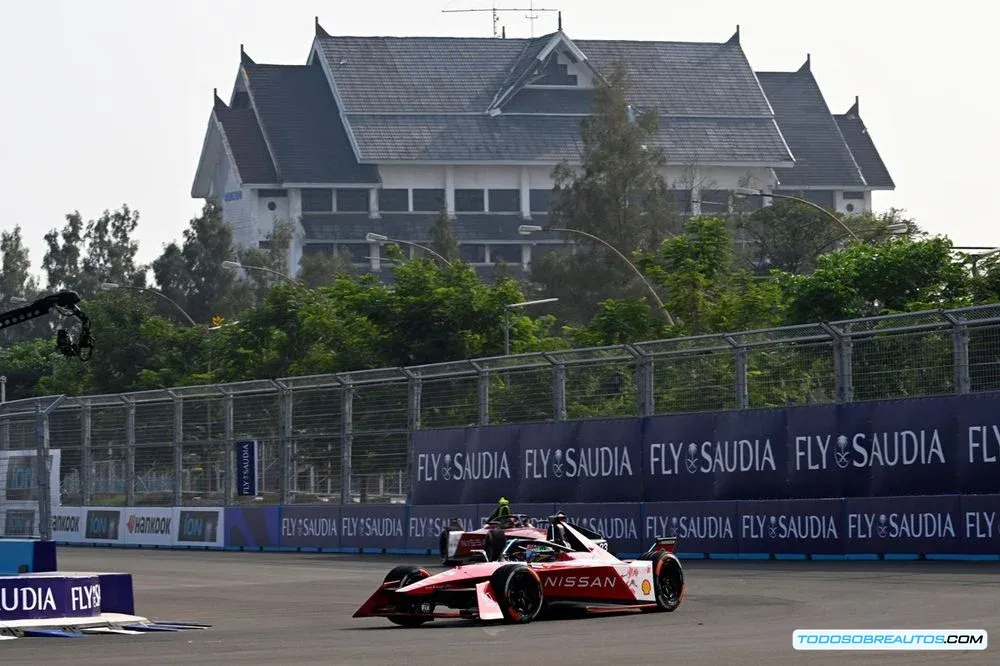 Piloto de Fórmula E en el circuito de Yakarta.