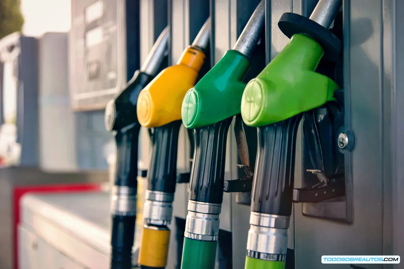 Imagen de una gasolinera mostrando diferentes tipos de gasolina, incluyendo potencialmente E20.