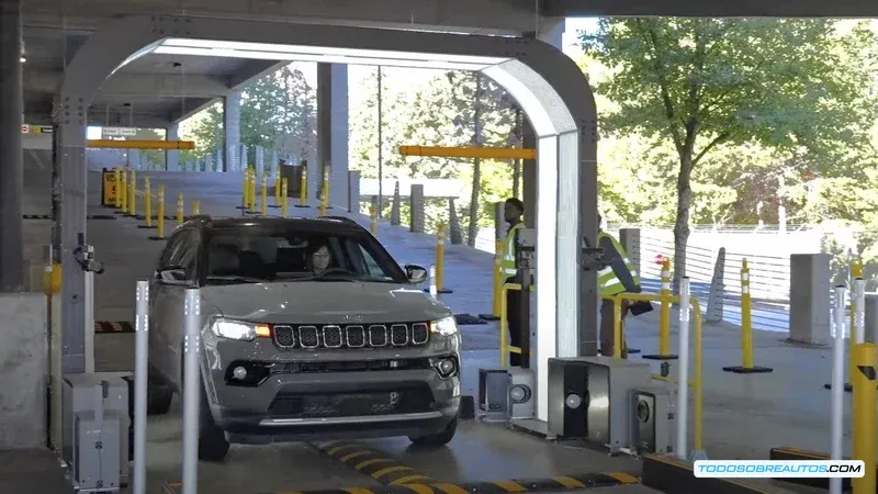 Imagen de un coche pasando por un sistema de escaneado de daños automatizado.