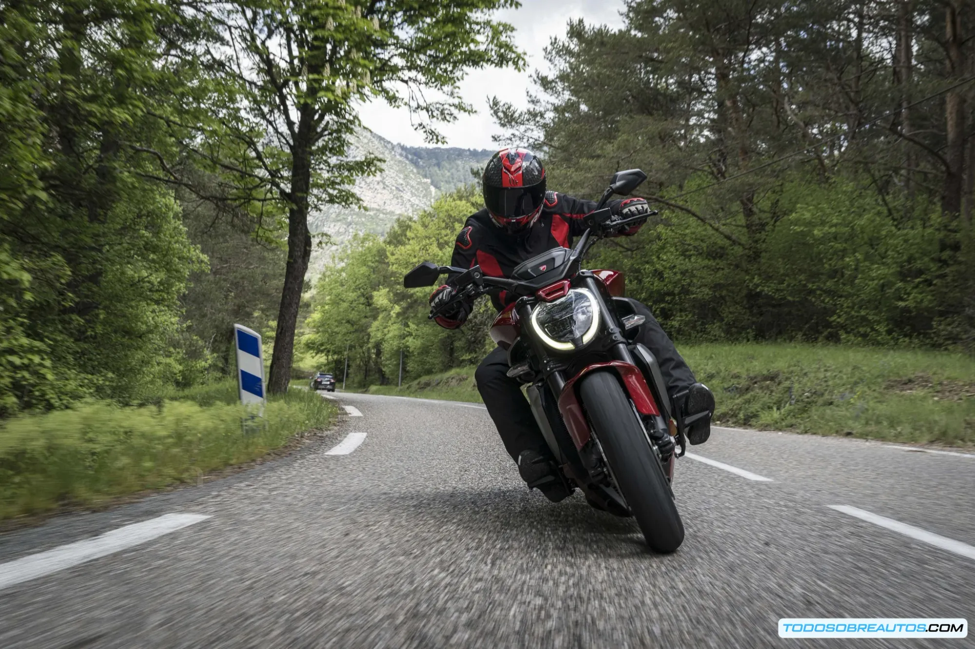 Vista lateral de la Ducati XDiavel 2025 V4 Granturismo, destacando sus líneas.