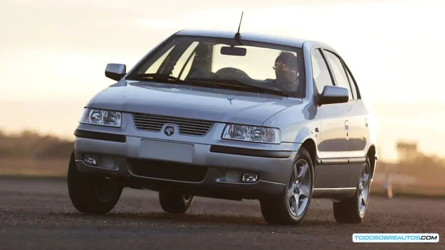 Imagen: Comparativa del Paykan y el Samand, mostrando la evolución de los diseños.