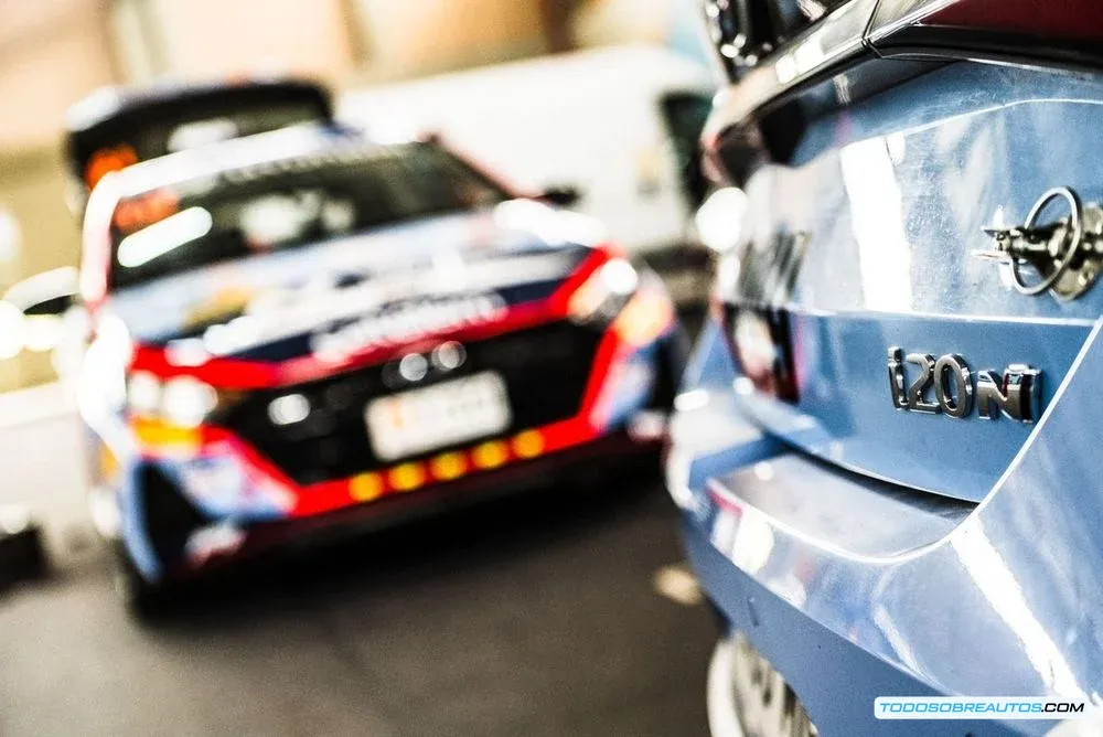 Espectacular coche de rally en una curva durante el Rallye de Ourense