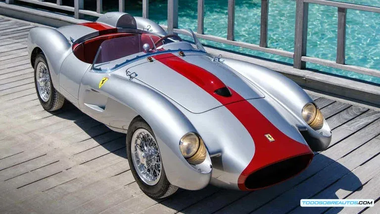 Imagen detallada del interior o un primer plano del Testa Rossa J, mostrando sus detalles de diseño.