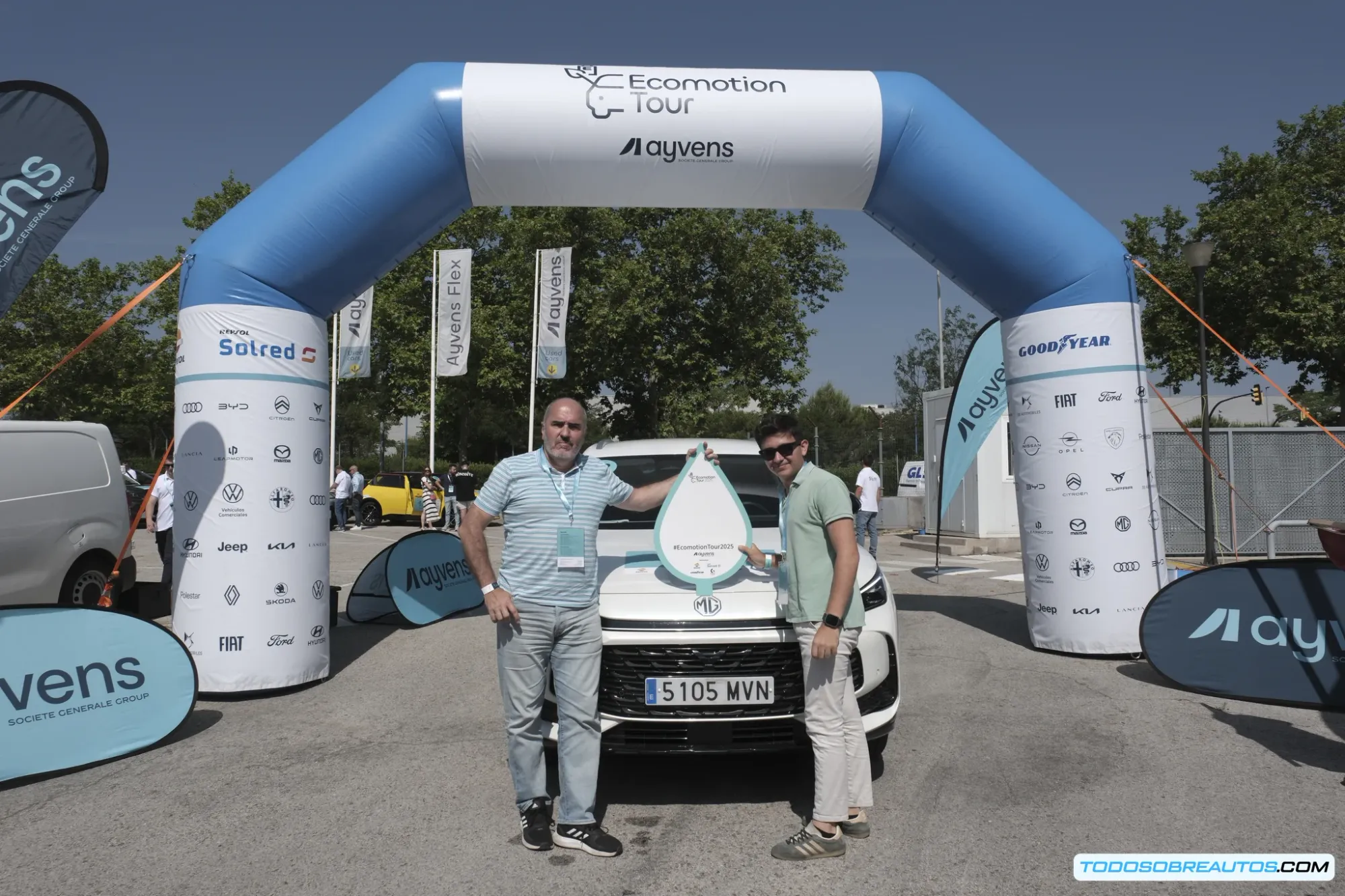 Imagen de los Citroën ë-C3 Aircross, MG HS y Volkswagen Tayron HEV.