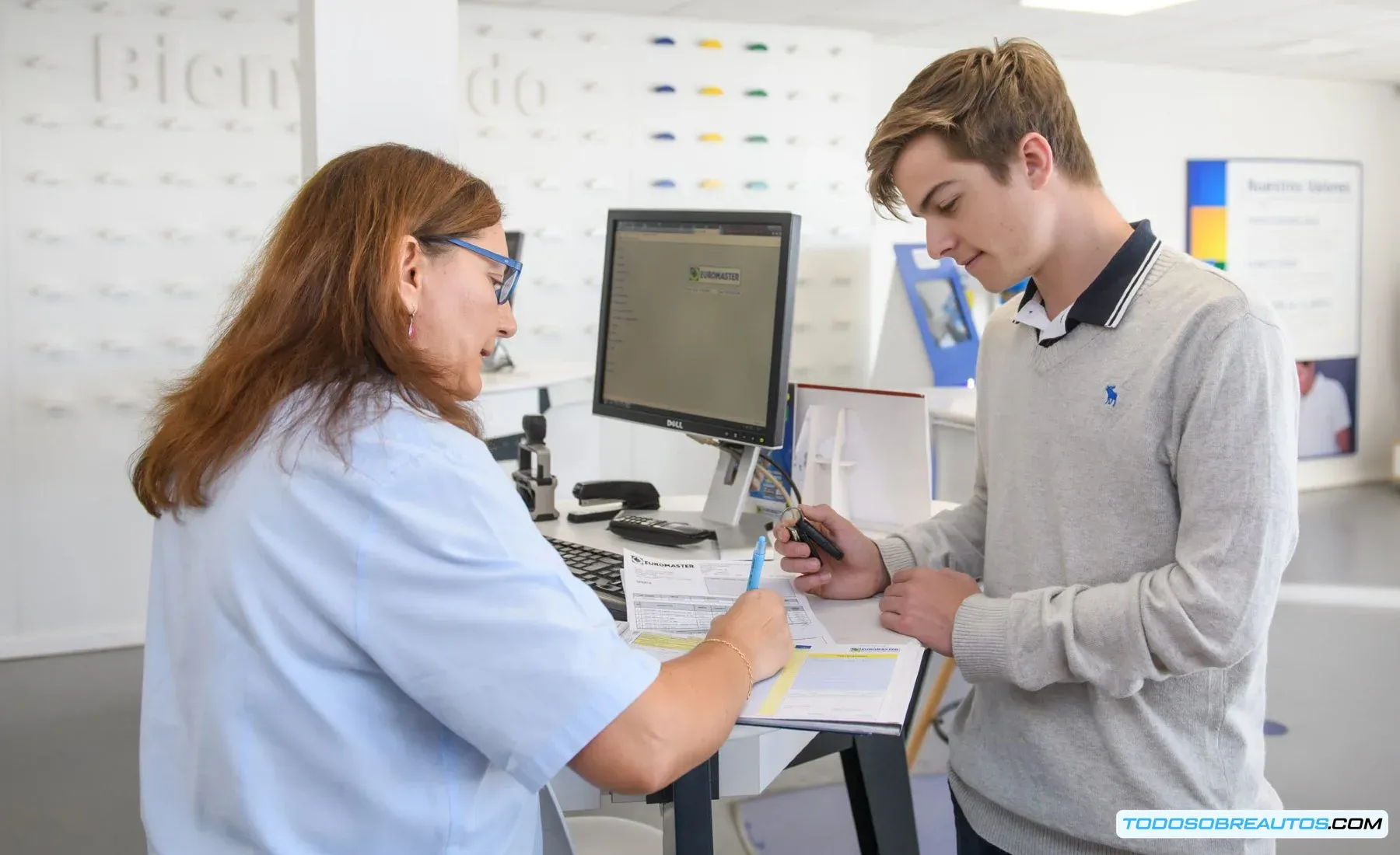 Imagen que representa un taller mecánico con personal trabajando, o una imagen que represente análisis de datos.