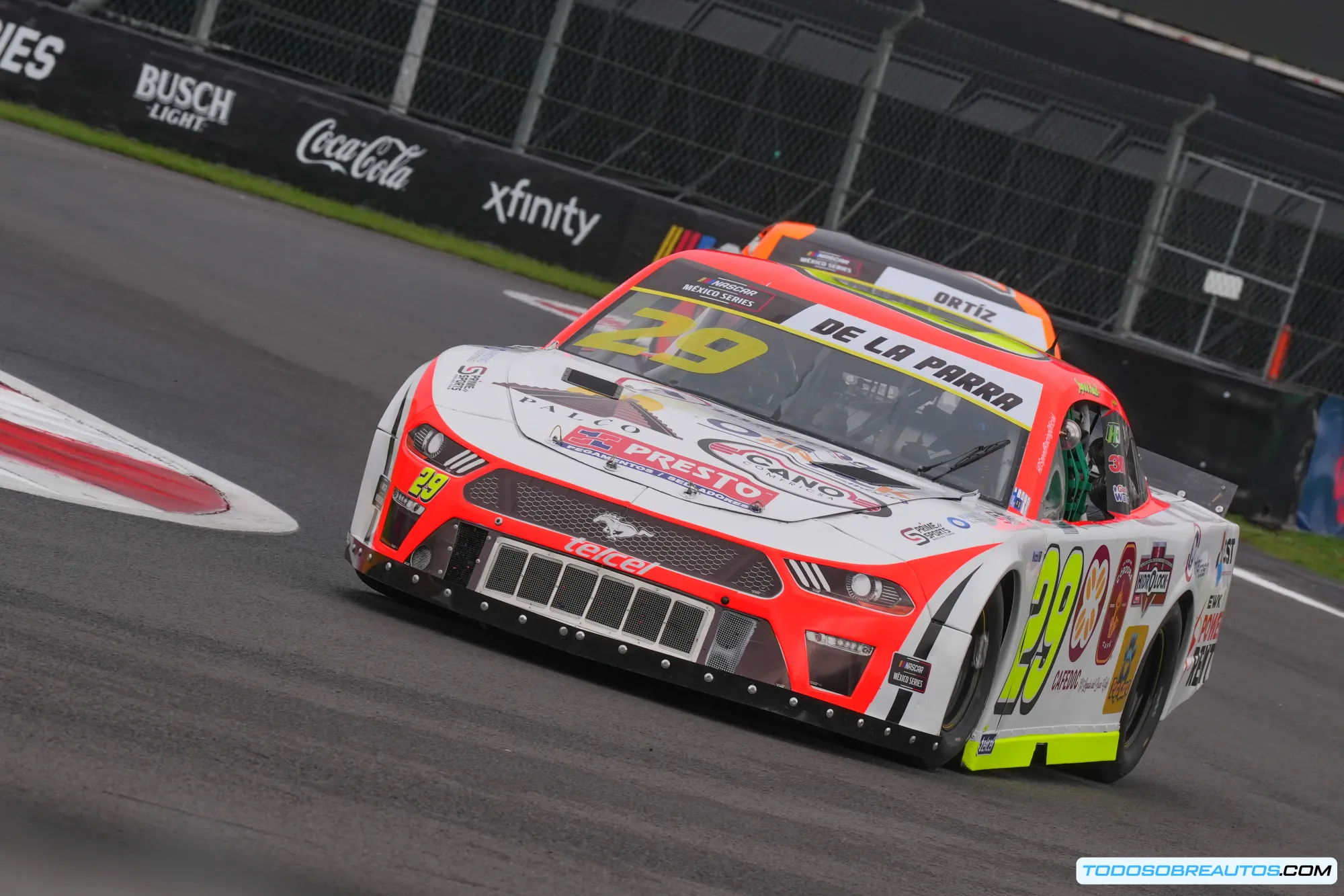 El coche de Diego Ortiz en boxes tras la ponchadura.