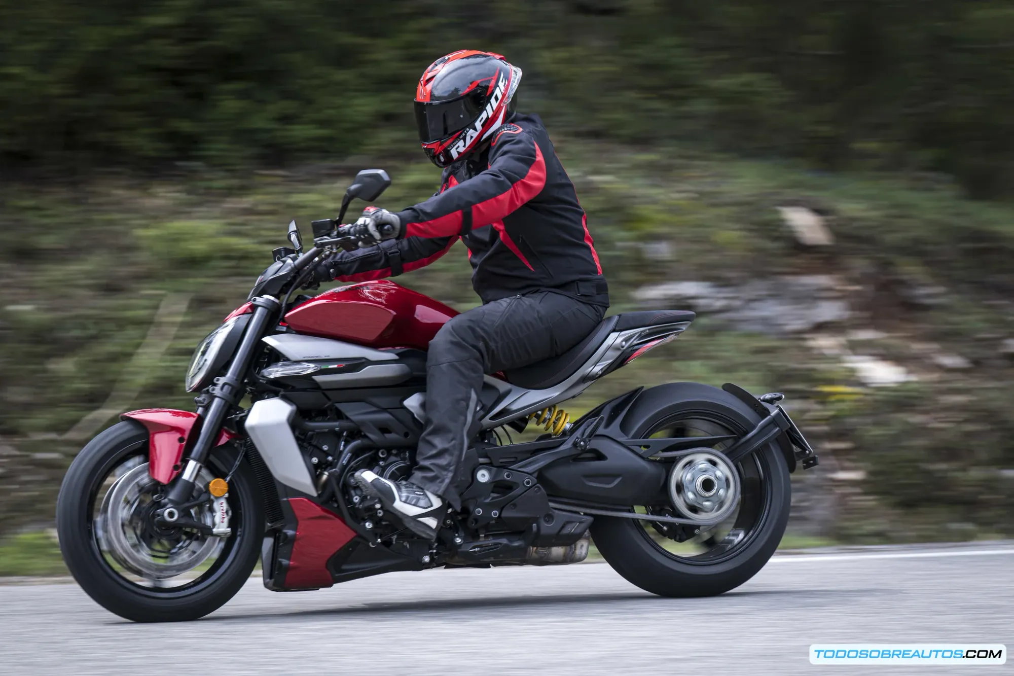 Detalle del motor V4 Granturismo de la Ducati XDiavel 2025.