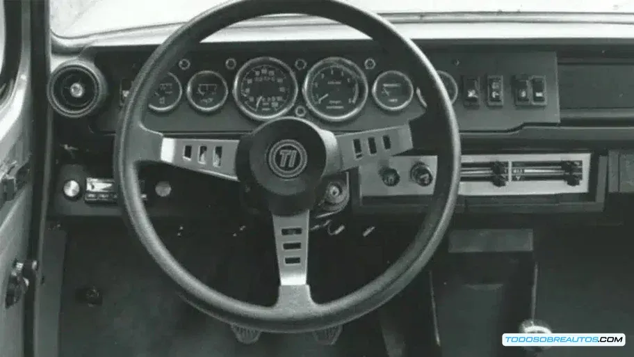 Detalles del motor o del interior del Simca 1100 Ti, mostrando sus mejoras.