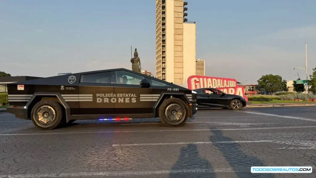 Imagen de una Tesla Cybertruck con rotulación policial, circulando por una calle de Jalisco.