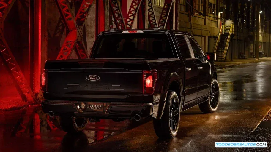 Primer plano de un detalle de diseño de la Ford F-150 Lobo 2025, como la parrilla o las llantas.