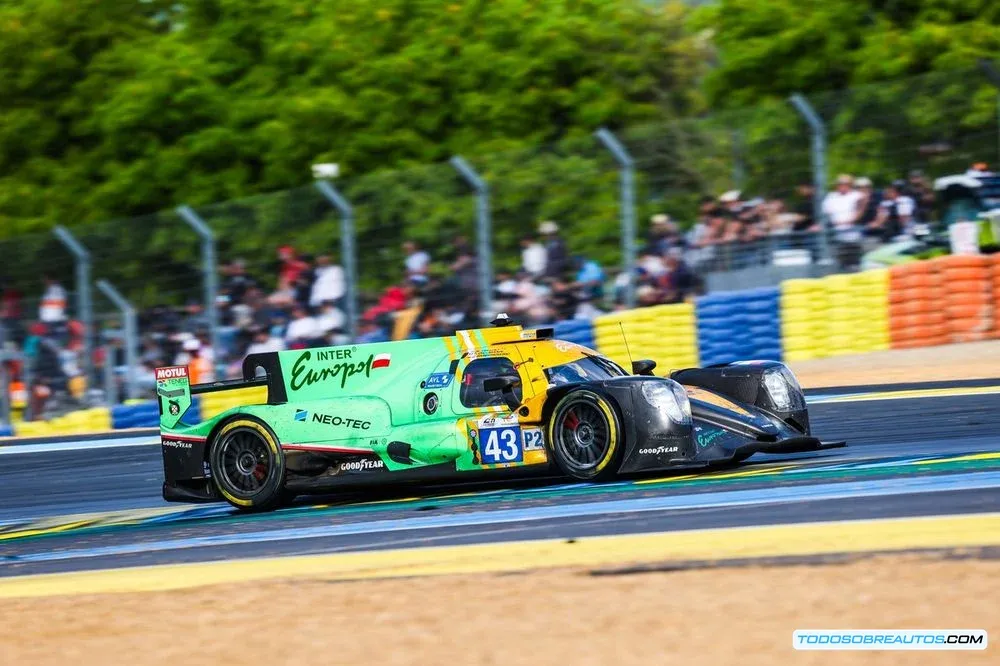 El coche #43 del equipo Inter Europol Competition en plena competición durante las 24 Horas de Le Mans.