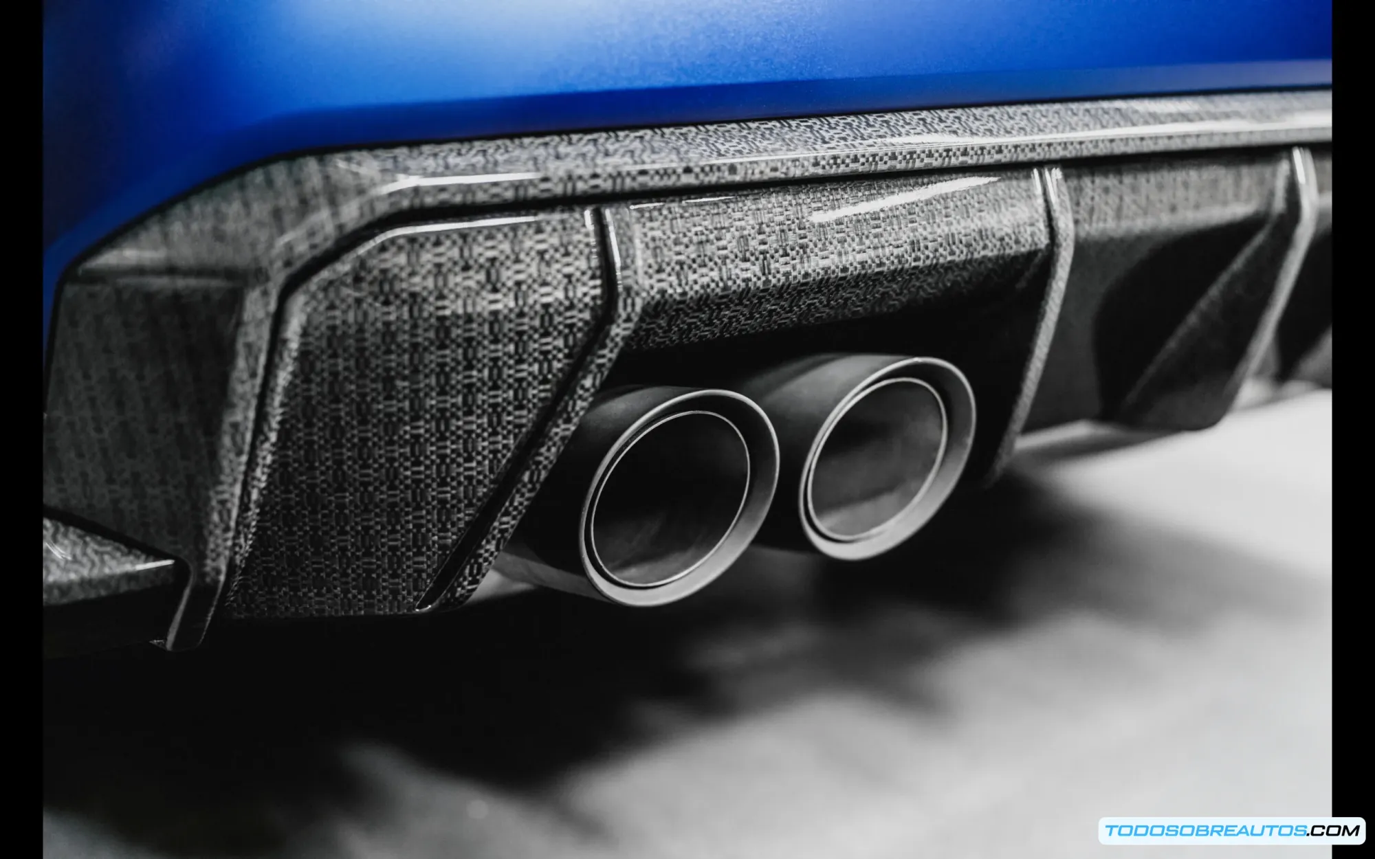 Imagen de un componente de coche BMW hecho con fibras naturales, mostrando su textura y ligereza.