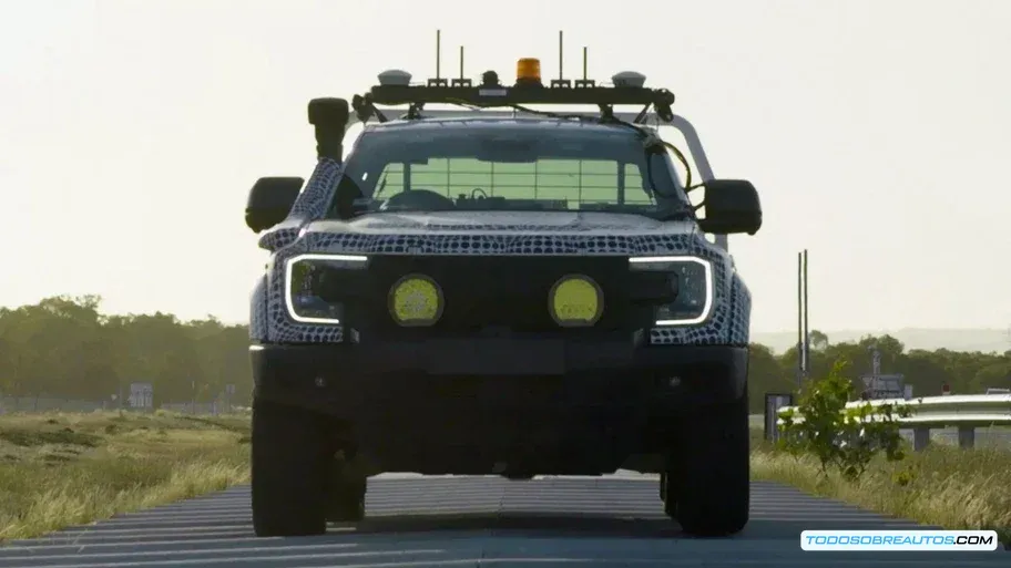 Interior de la Ford Ranger Super Duty 2026 mostrando el robot conductor