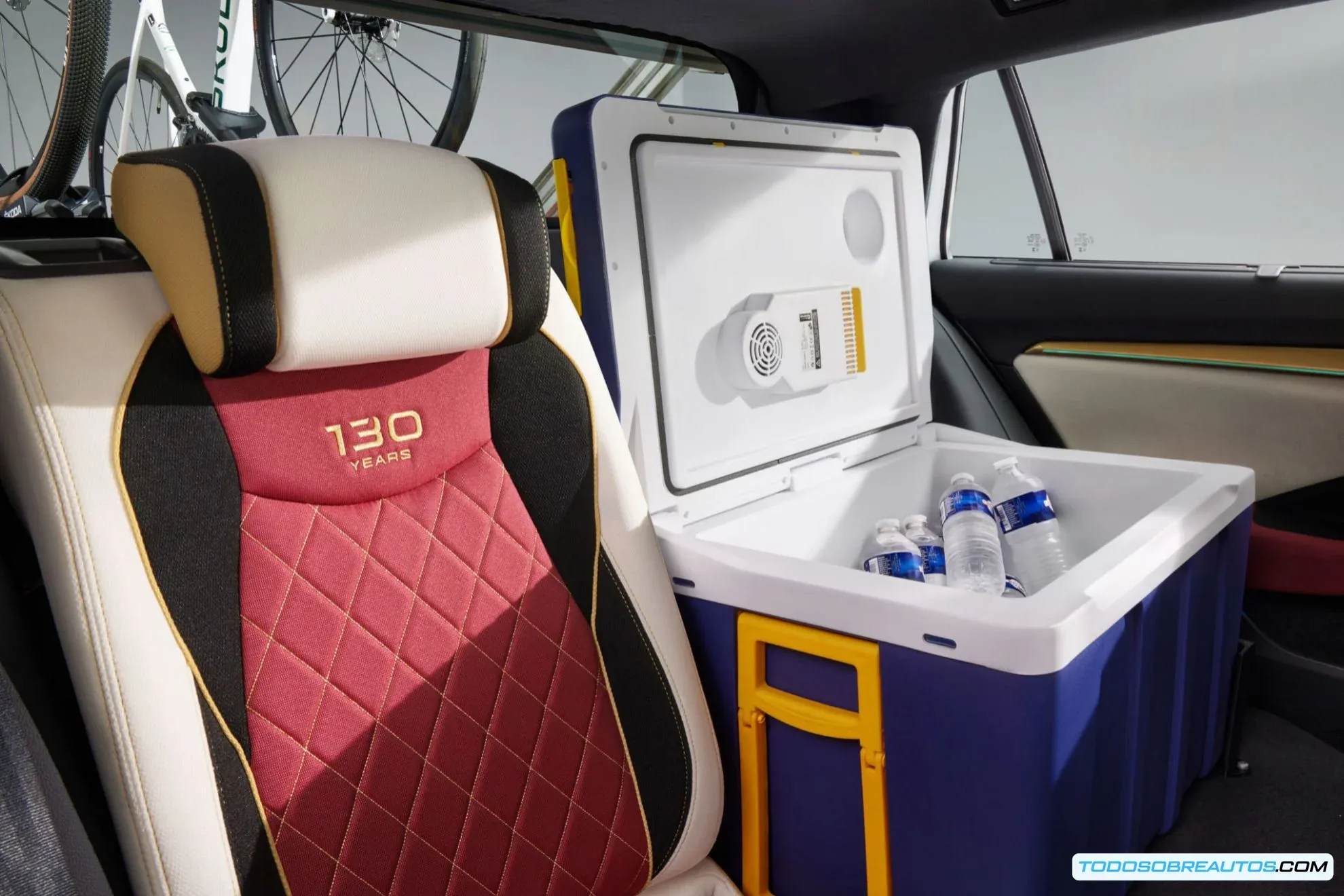 Imagen detallada del sistema de carga de bicicletas del Skoda LK 130 Concept, mostrando la caja retráctil y las bicicletas.