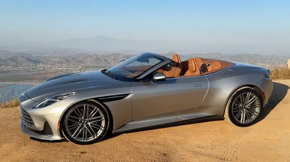 Aston Martin DB12 Volante