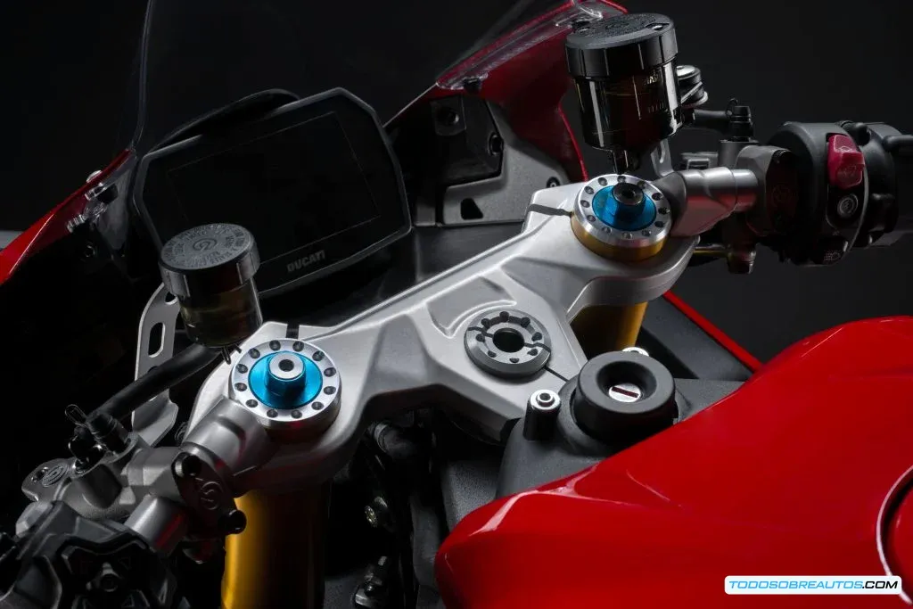 Imagen que resalta la ligereza de la Ducati Panigale V2 2025.