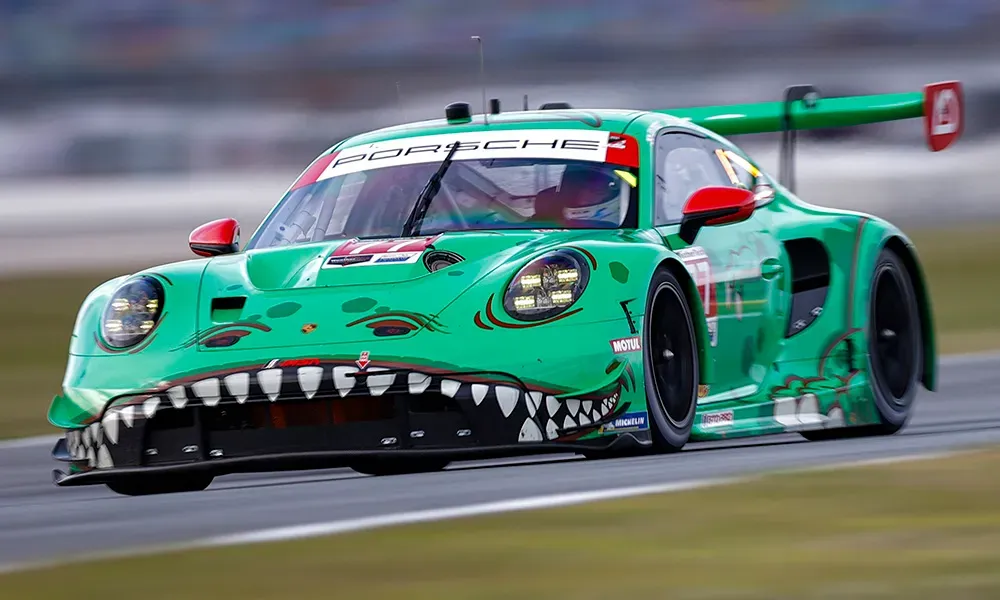 GTD PRO verde manzana con dibujos en su matizado, un buen carro para las carreras con una buena movilidad