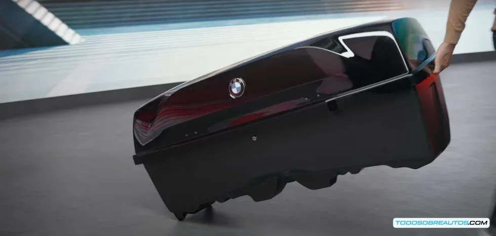 BMW Transport Box utilizada como maleta con ruedas.