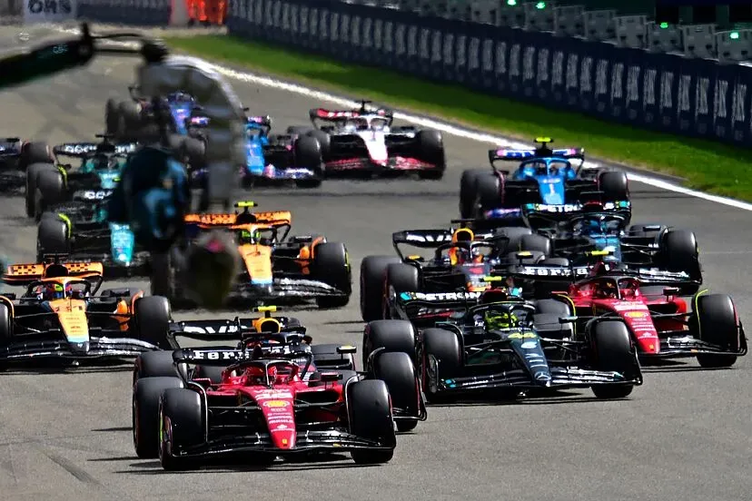 Esta Imagen Muestra La Fórmula 1 Con varios Carros de Competencia