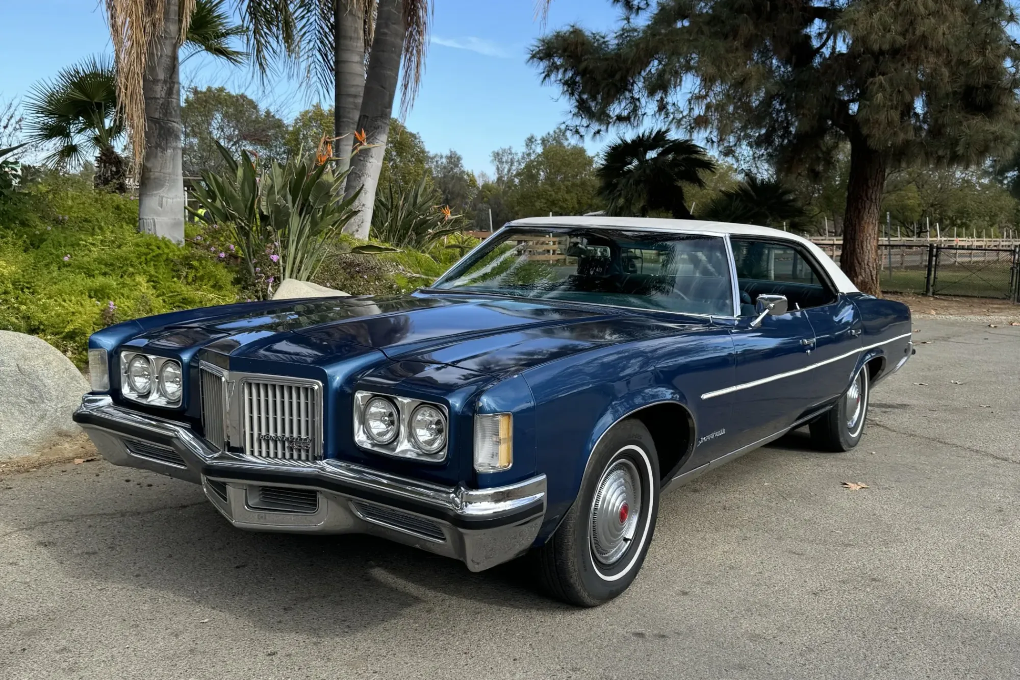 Vehículo azul Pontiac Bonneville comodo para manejar