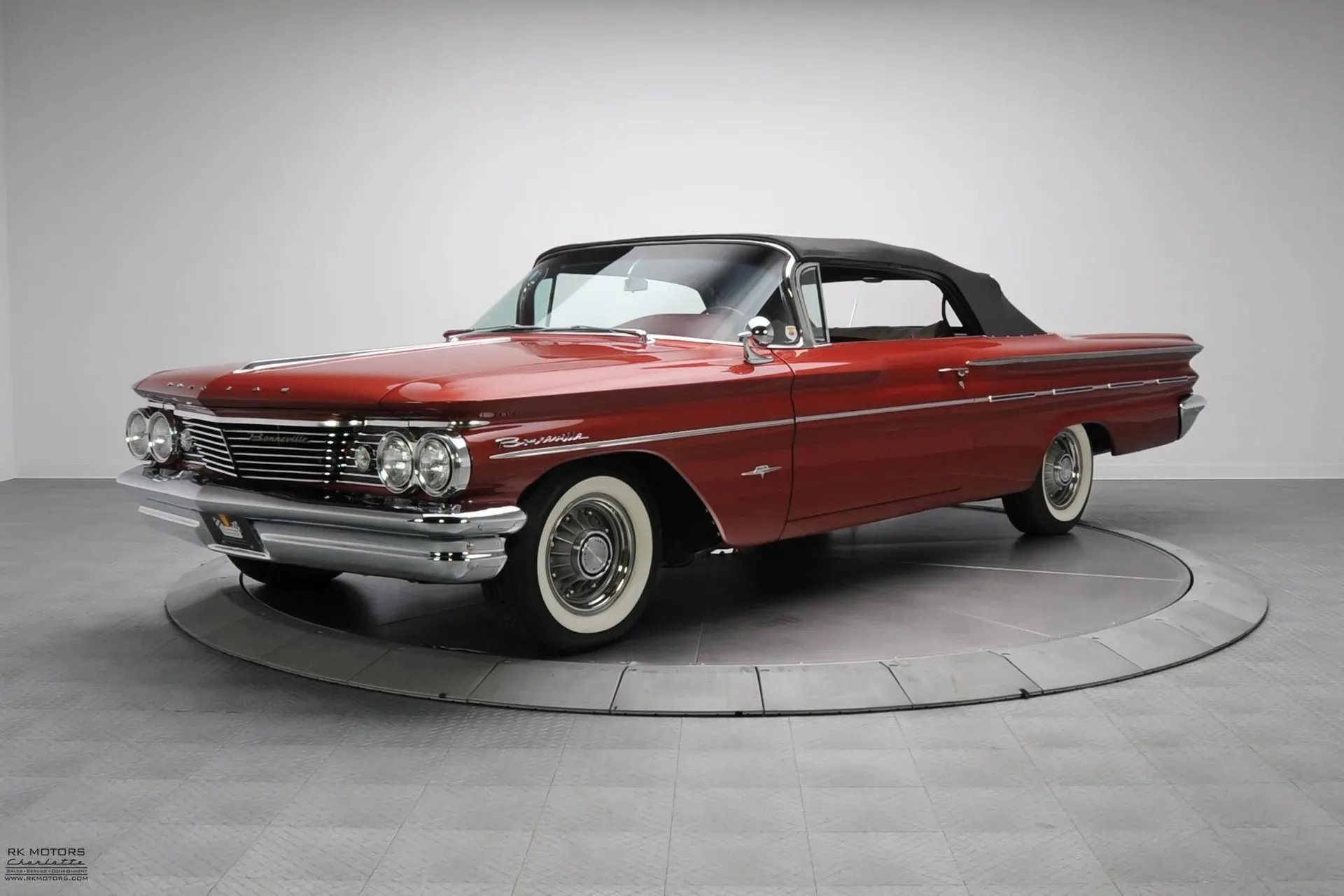 Vehículo Rojo de lujo marca Pontiac Bonneville revival