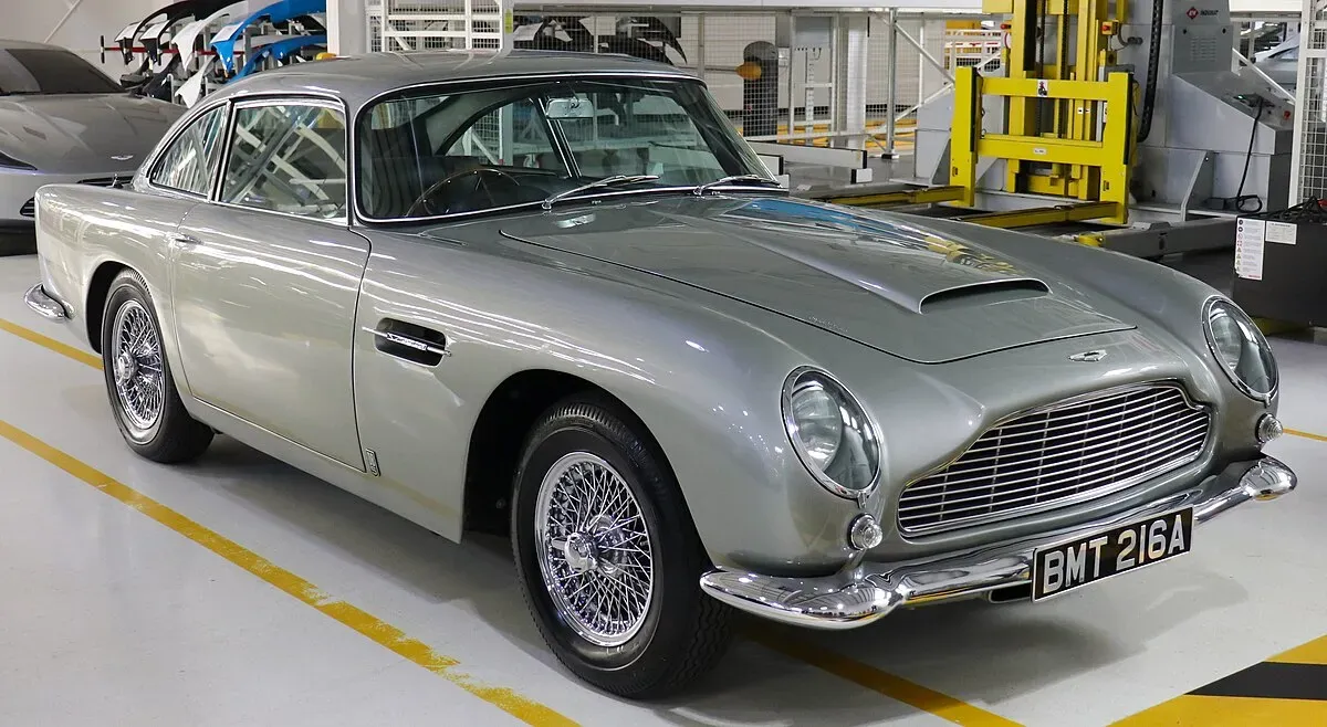 Aston Martin DB5 Autp Gris viejo pero veloz