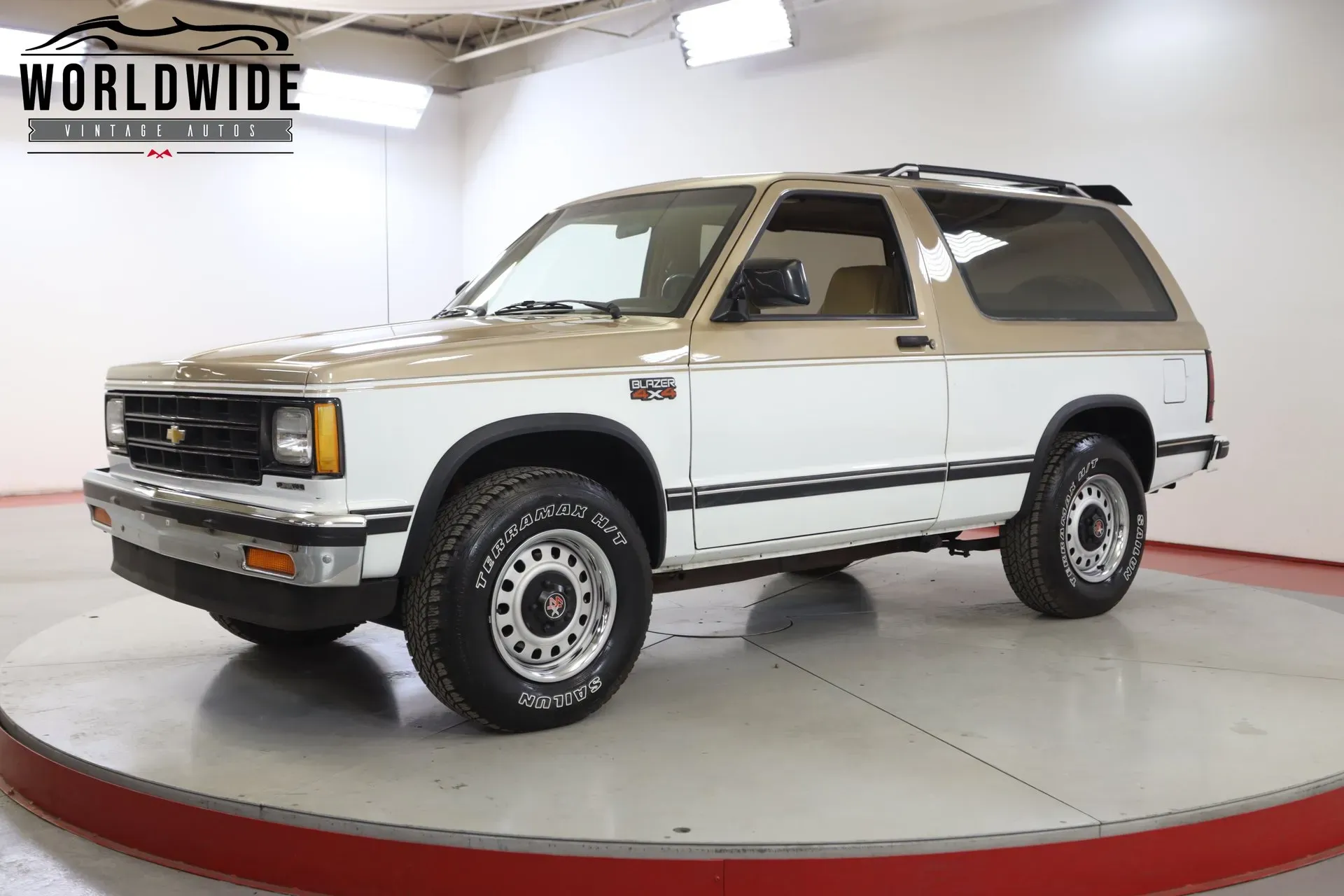Chevy S-10 Blazer de 1987 Vehículo de color Blanco y Comodo a la vista