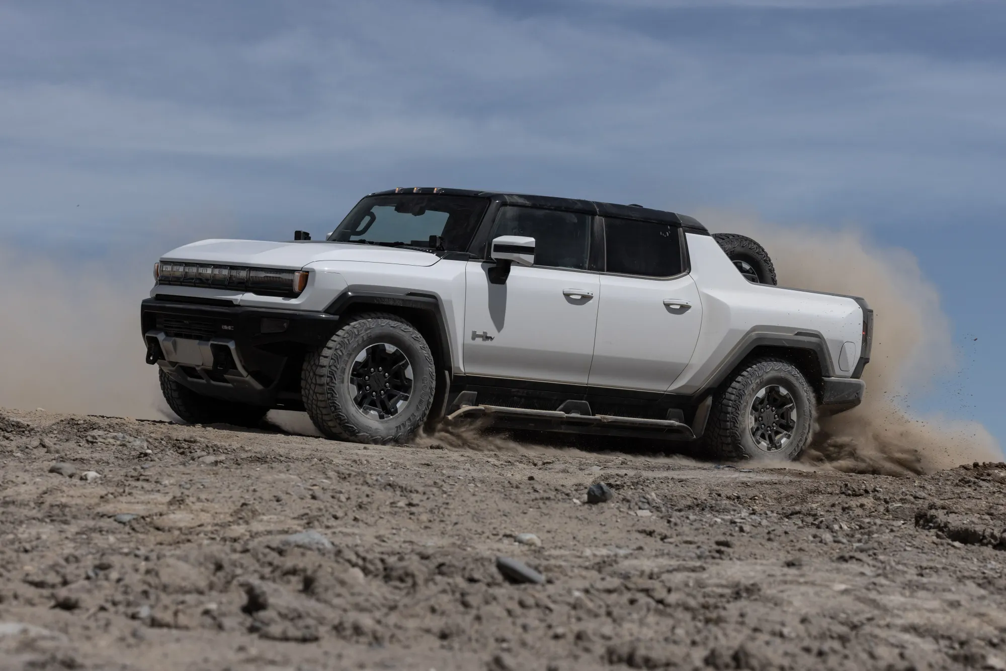 GMC Hummer EV Una camioneta eléctrica de gran tamaño diseñada para terrenos difíciles.
