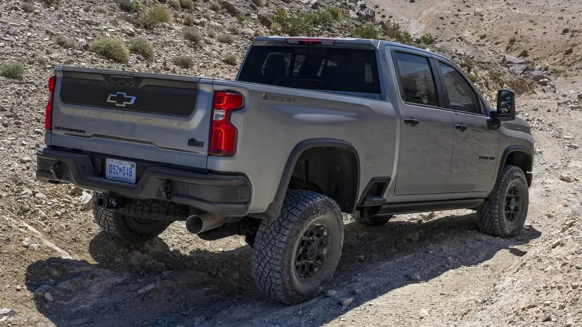Vehículo Gris Cuatro Puerta En Zona Montañosa Marca Duramax 2026