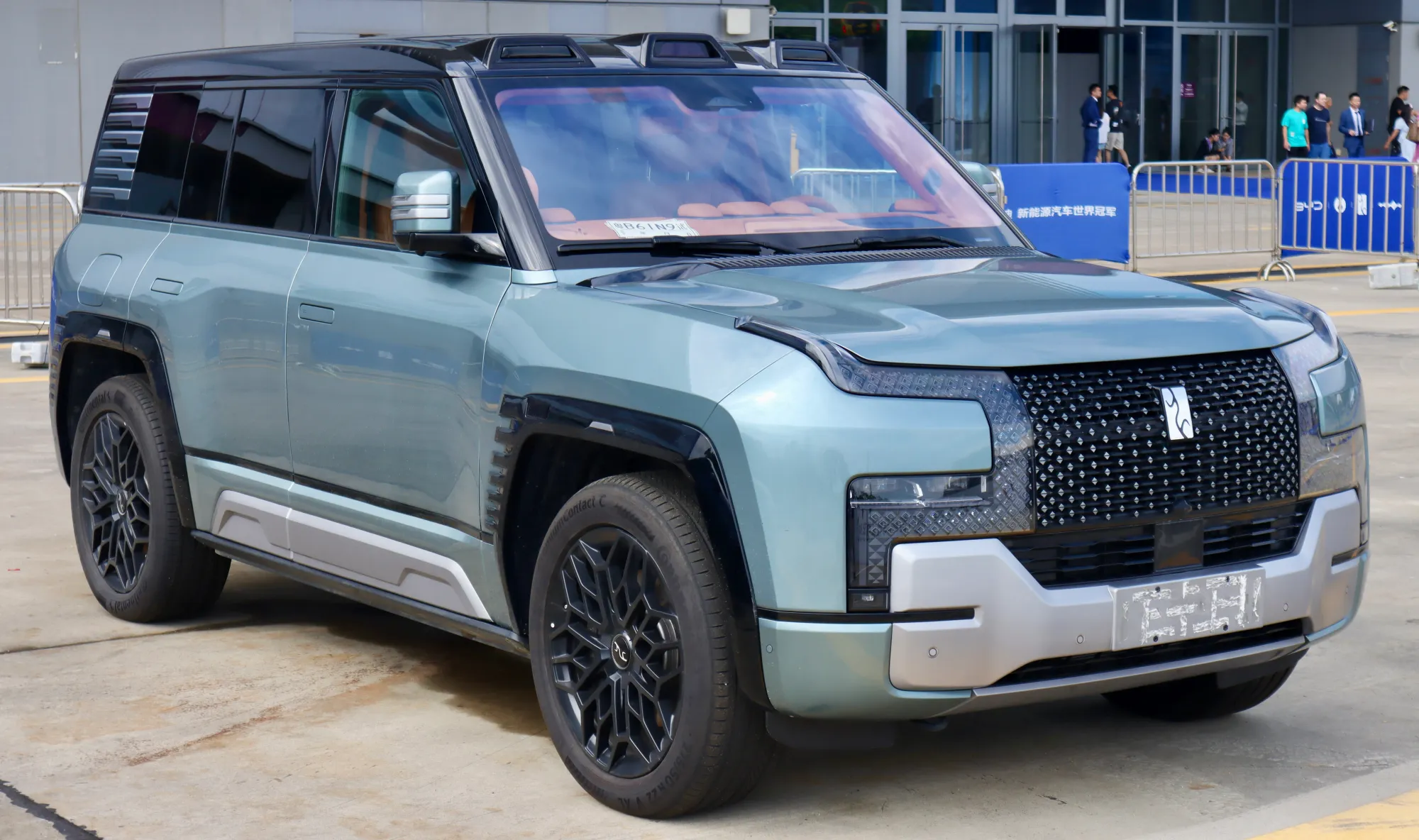 SUV robusto con un diseño industrial y funcional. Color azul claro con detalles de diseño únicos en la parte frontal.
